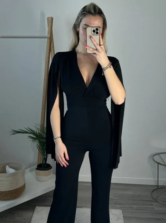 Jumpsuit nera con maniche a mantella con spacco