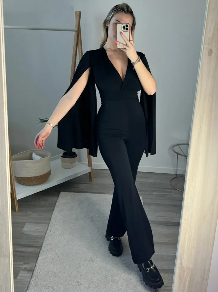 Jumpsuit nera con maniche a mantella con spacco