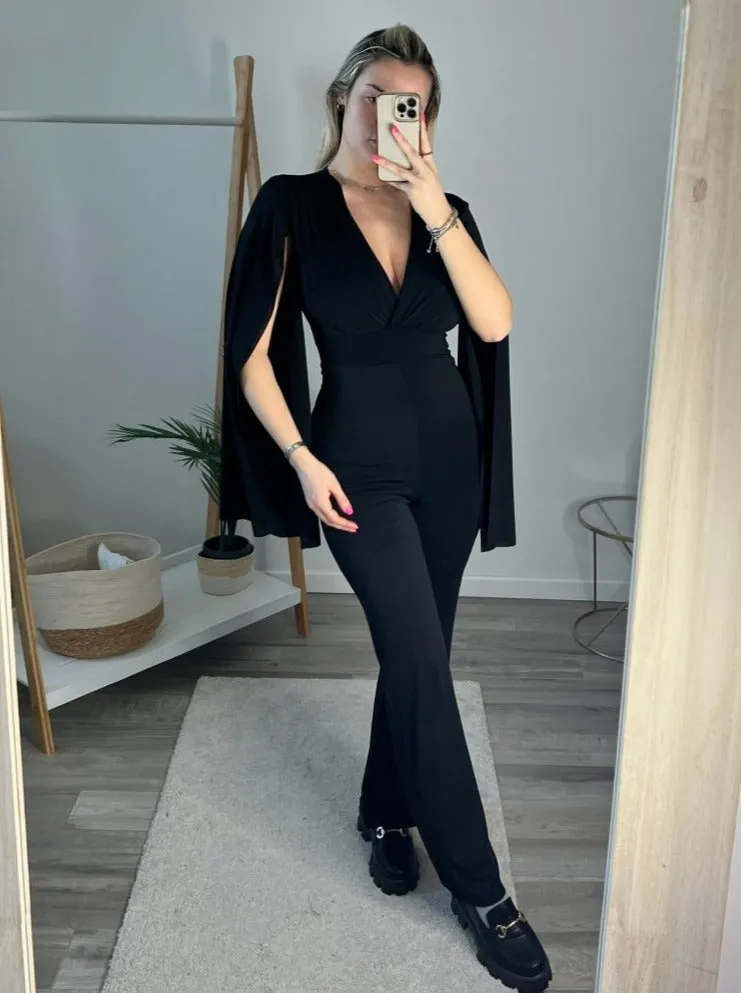 Jumpsuit nera con maniche a mantella con spacco