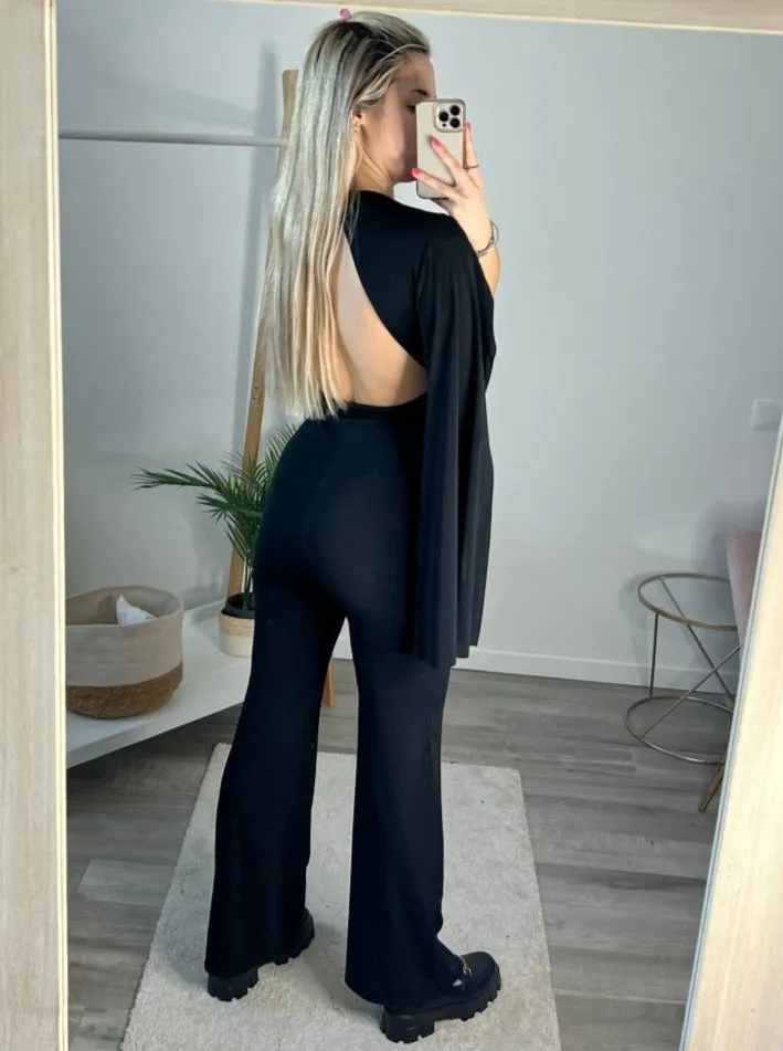 Jumpsuit nera con maniche a mantella con spacco