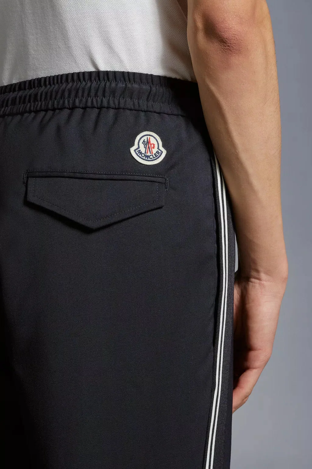 Moncler - Pantalon bleu nuit en gabardine et laine